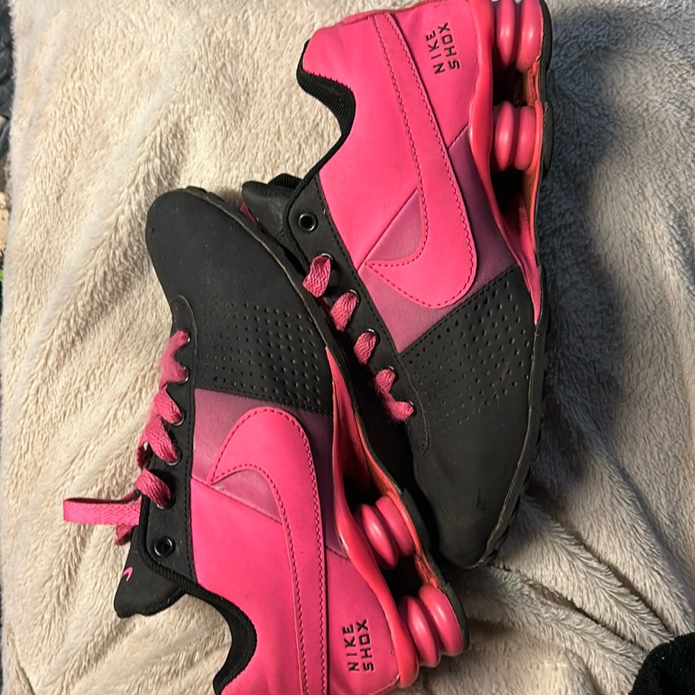 Black and pink Nike shocks